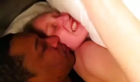Rambut pirang situs porn baru berjemur hanya tidak bisa mendapatkan cukup dari anus cinta.
